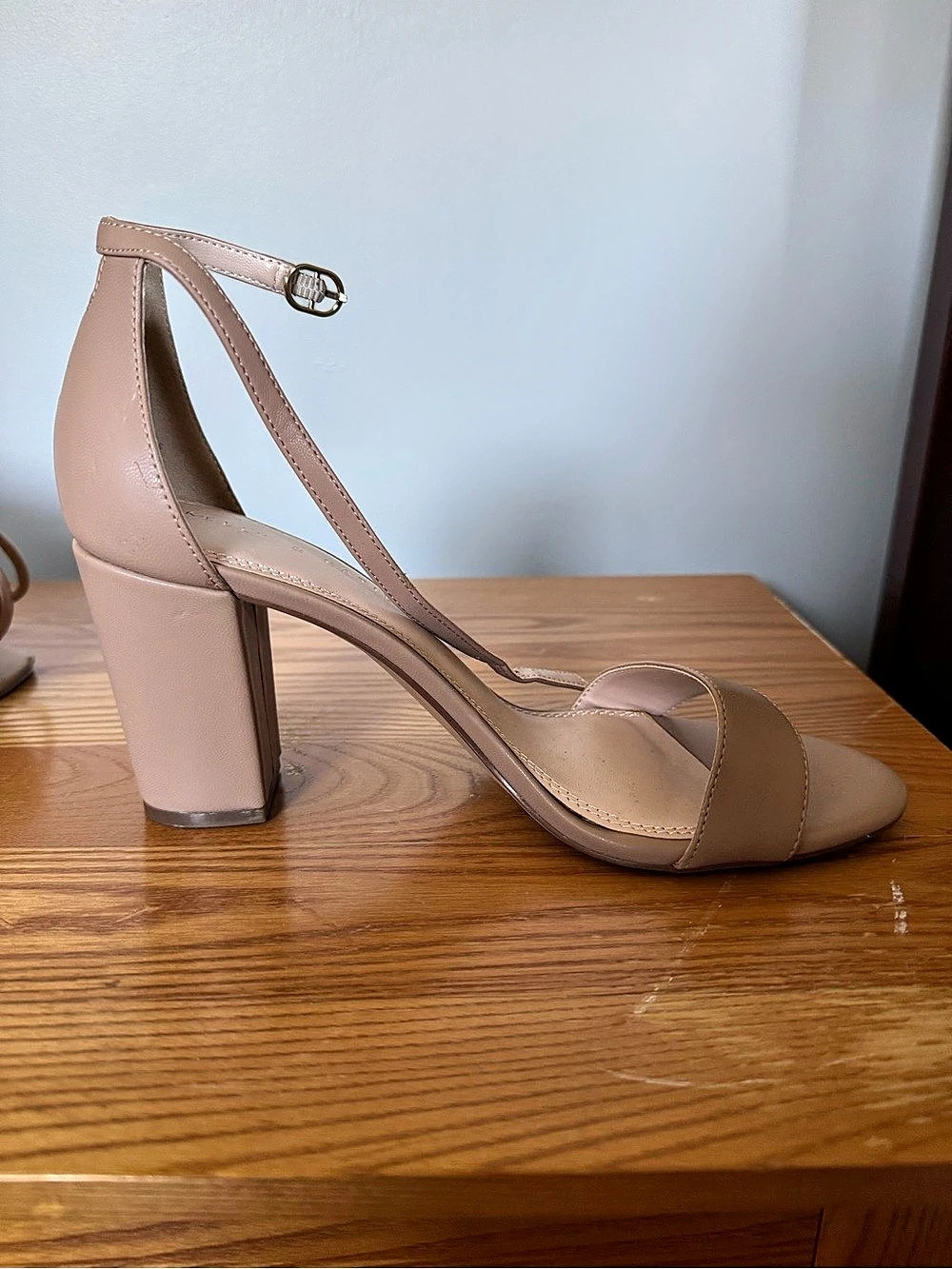 Kelly & Katie Strappy Block Heel Sandals in Tan Like New